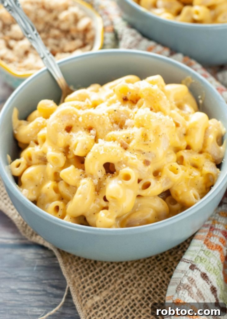 gluten-free-mac-and-cheese-in-a-blue-bowl-upclose
