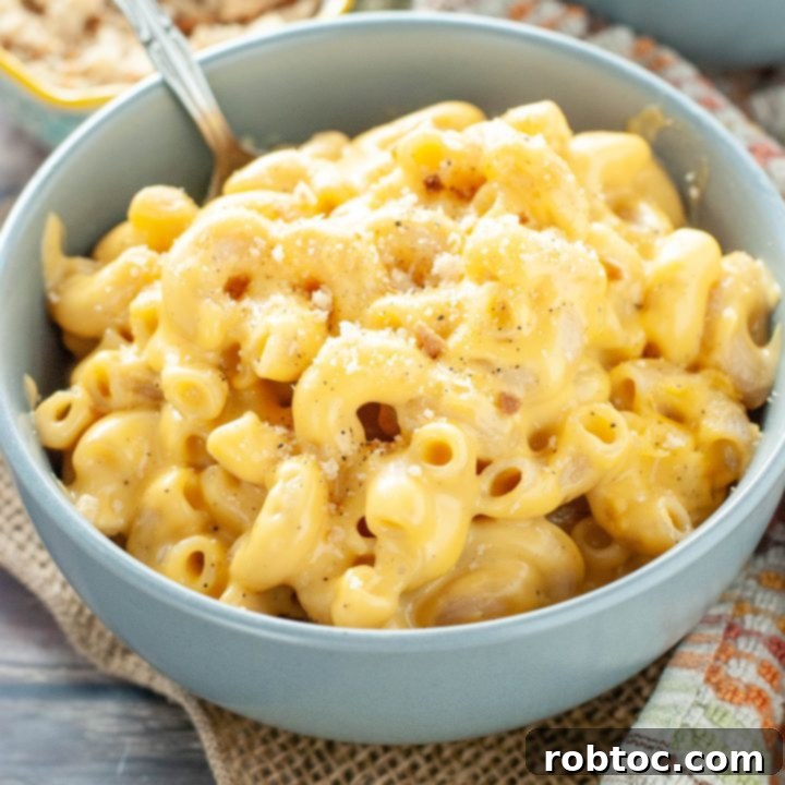 gluten-free-mac-and-cheese-in-a-blue-bowl-upclose